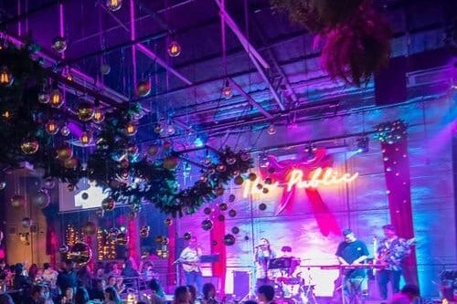 วิธีทำให้ลูกค้ากลับมาซ้ำ: 10 Life Hacks สำหรับเจ้าของร้านอาหาร ผับ และบาร์ 15 The party setter location bar 03 edited